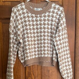 Hollister Tan and Cream Houndstooth Sweater